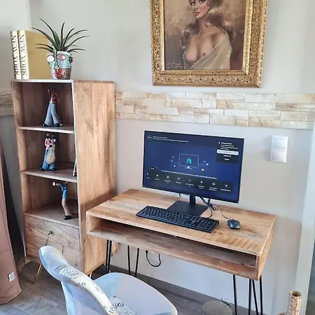 Tiny-hohenberg Apartment *